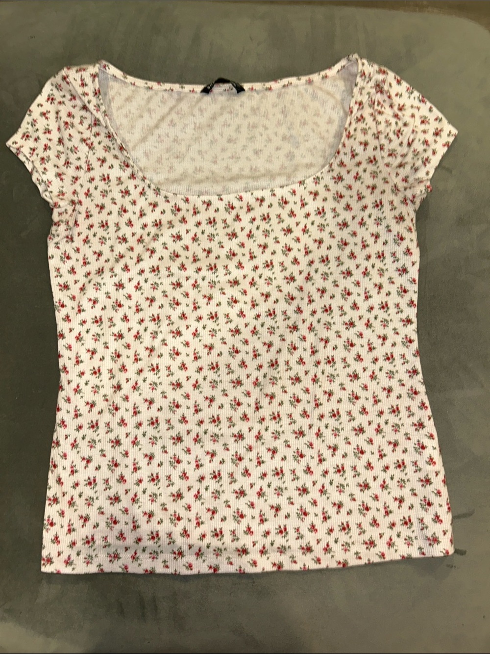 SHEIN White Ribbed Scoop Neck Tee with pink Floral Print